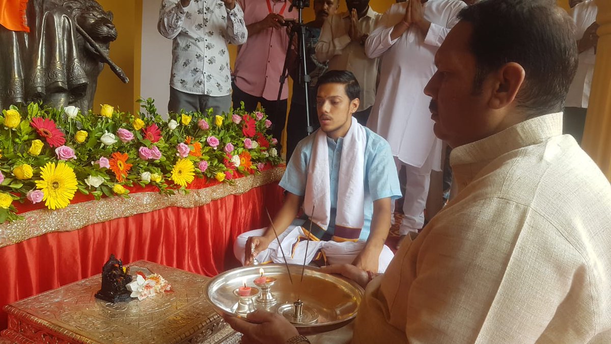 Chh_Udayanraje's tweet photo. जलमंदिर पॅलेस येथे आज श्री शिवराज्याभिषेक सोहळा मोठ्या उत्साहात पार पडला. त्यानंतर पत्रकार मित्रांशी सविस्तर संवाद साधला.
https://t.co/wkBMhaPOM4
#शिवराज्याभिषेक https://t.co/8MdW6rOSJq