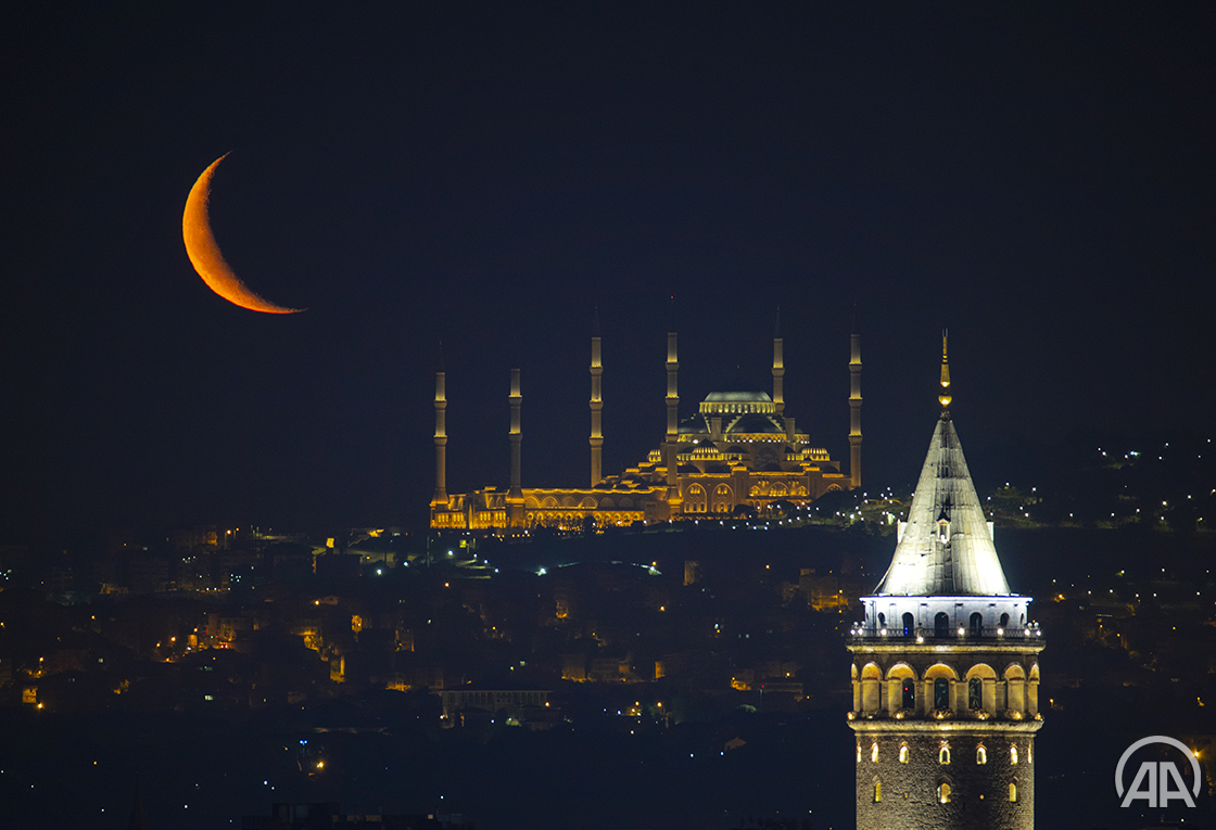 anadoluajansi's tweet photo. 🌙 İstanbul'da hilal, Çamlıca Camisi ve Galata Kulesi üzerinde göründü https://t.co/cS50y5bPXA