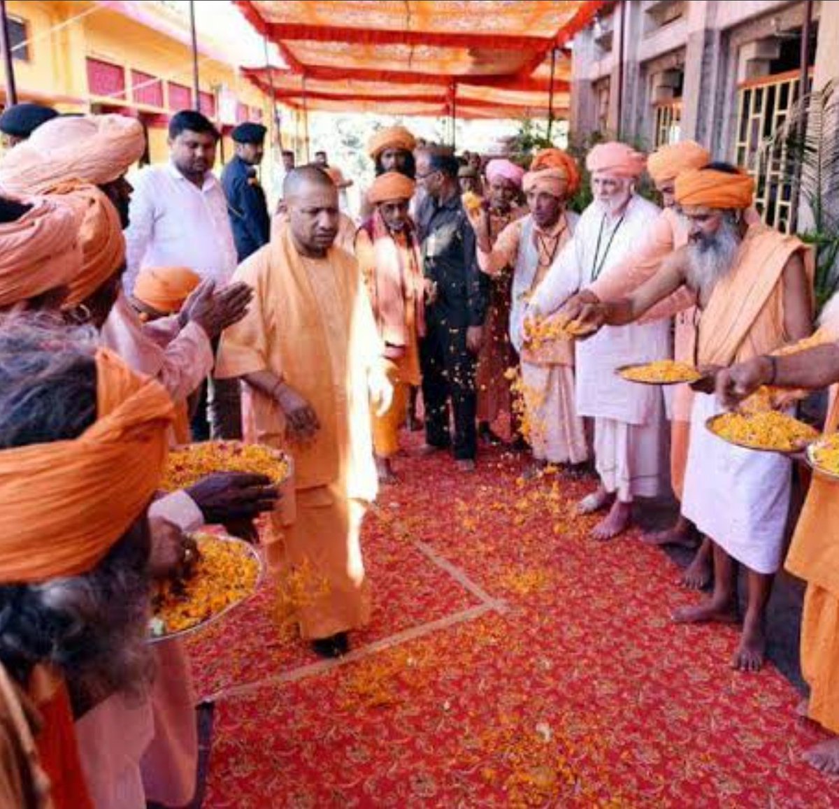 सियासी खींचातान बढ़ी प्रदेश #अध्यक्ष स्वतंत्र देवसिंह ने #योगीजी की तारीफ करते हुए कहा।कानून का राज स्थापित किया,परिश्रमी के साथ ईमानदार हैं।जनता भी योगीजी के कार्यों से सन्तुष्ट है।कोरोनाकाल में पूरी क्षमता से डटेरहे, मुख्यमंत्री बदलने से लेकर कैबिनेटविस्तार की चर्चा चल रही है।