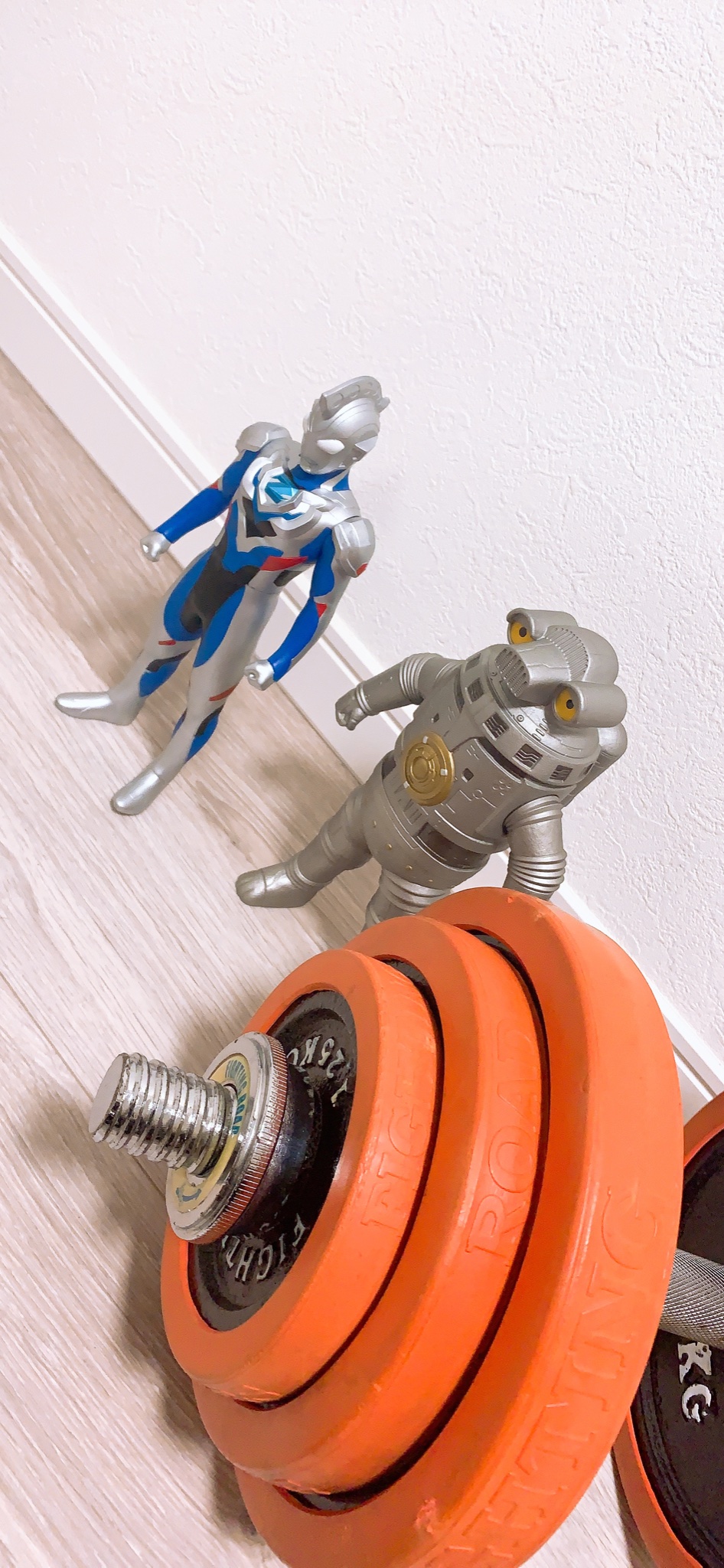 畠中祐 Official 筋トレ部屋に彼らが来てくれました そりゃ2人が見てる前で己に負けられないよね ウルトラマンzビッグソフビ みんなも筋トレ部屋においてね 畠中祐 T Co Hza5omwsw0 Twitter