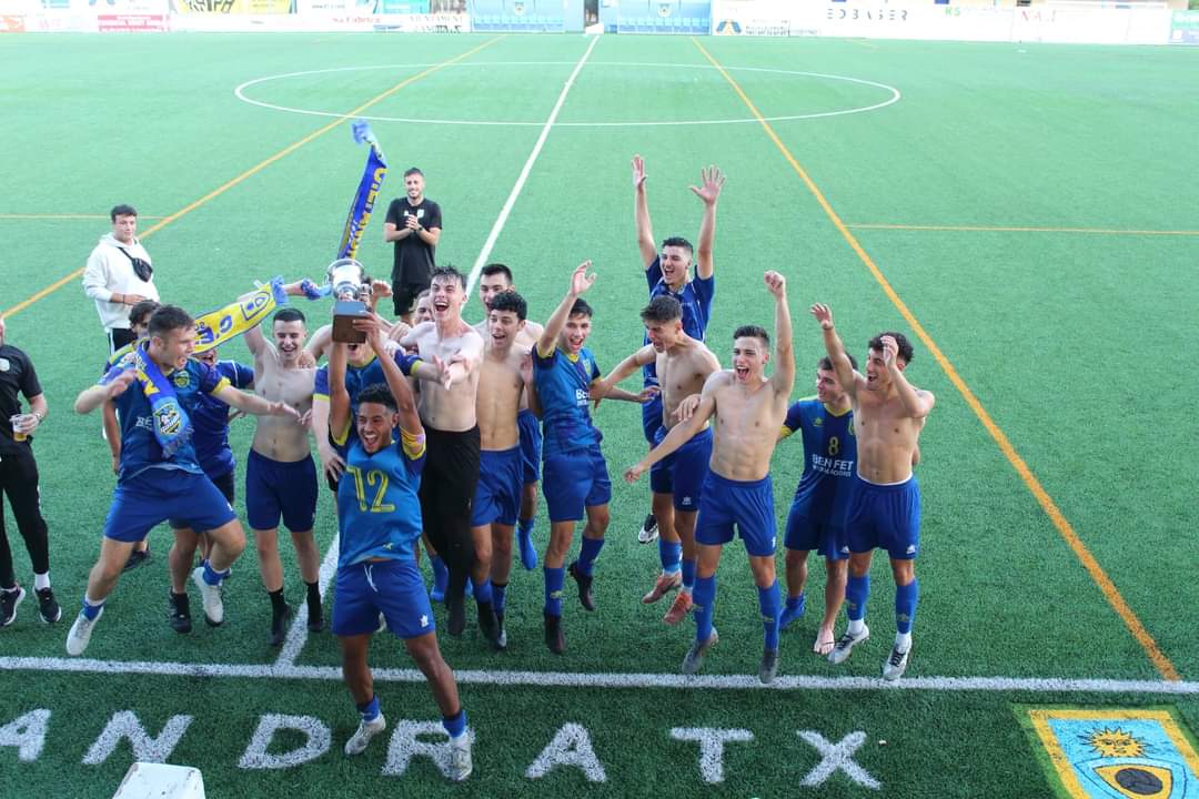 _raulrodriguez7's tweet photo. El futbol te devuelve lo que das. El año pasado nos quedamos a las puertas de quedar campeones. Este año recién ascendidos , somos campeones en una categoría superior a falta de 2 jornadas y con posibilidades de subir a Nacional. 
ORGULLOSO DE CADA UNO DE VOSOTROS!🏆🥇🐔💙 https://t.co/SPg4l3kD5G