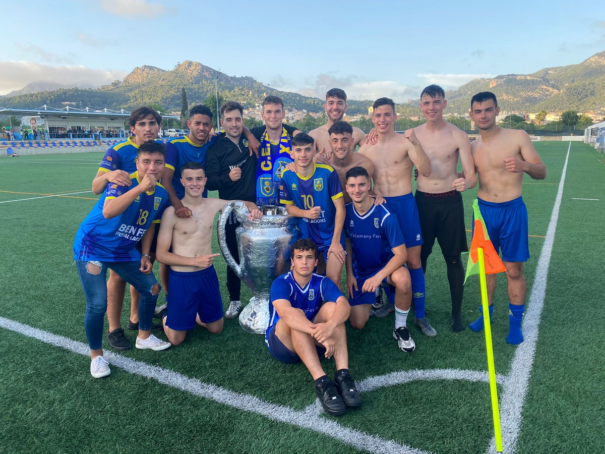 _raulrodriguez7's tweet photo. El futbol te devuelve lo que das. El año pasado nos quedamos a las puertas de quedar campeones. Este año recién ascendidos , somos campeones en una categoría superior a falta de 2 jornadas y con posibilidades de subir a Nacional. 
ORGULLOSO DE CADA UNO DE VOSOTROS!🏆🥇🐔💙 https://t.co/SPg4l3kD5G