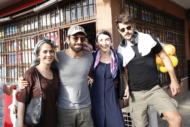 #BuğraGülsoy ve #SerhatTeoman'ın hem yönetmen koltuğunda oturduğu, hem de #HazarErgüçlü, #EmreErkan ve #SelahattinTöz gibi isimlerle başrolünde yer aldığı #Mahalle filmi TV'de ilk kez FOX'ta ekrana geliyor.