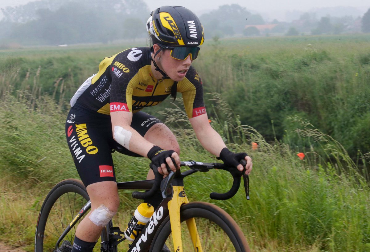 visma_lab_women's tweet photo. 🇧🇪 #DwarsdoordeWesthoek
Unfortunately, @annahendersonxo has abandoned the race due to injuries she sustained in her crash during #DDHH21 yesterday. Speedy recovery, Anna! 🤞🏻 https://t.co/x6PCROqzSJ