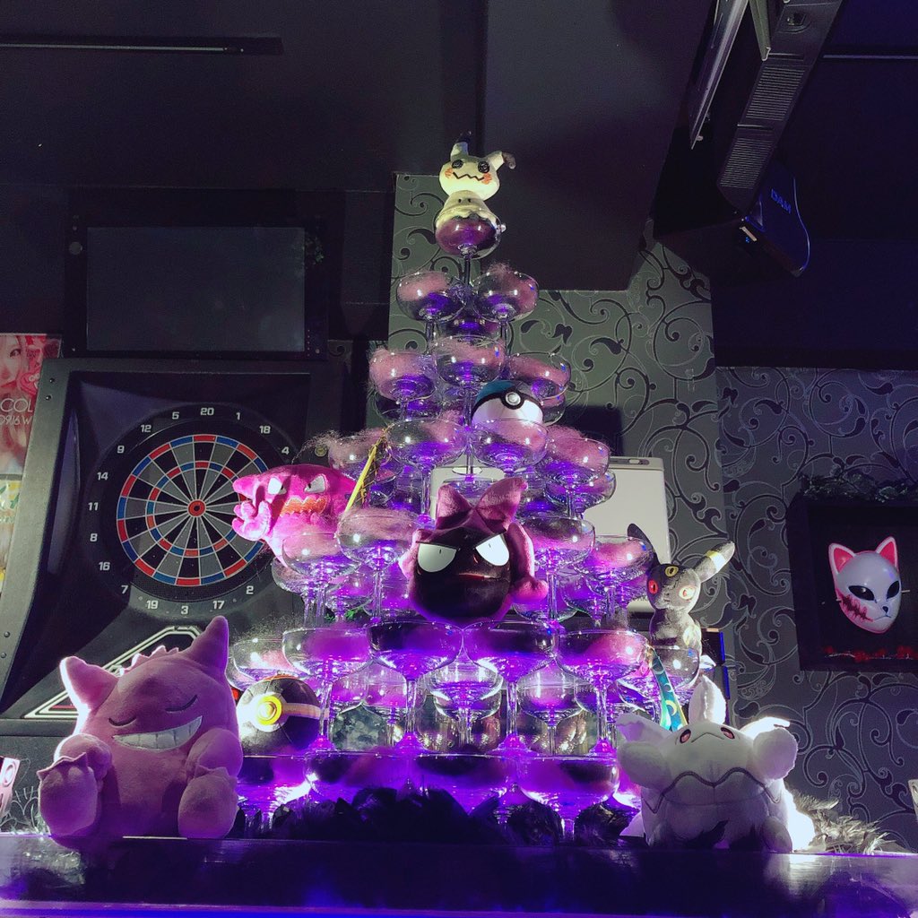 シャンパンタワー職人 ゴーストポケモンタワー完成 闇 影 悪のイメージで 紫 Amp 黒のコットンを使い タワーの照明も紫にしたぜ 下からのライトアップで不気味さもアップだ てっぺんにいるかわいいやつは寂しがりやで人間と仲良くしたいらしいん