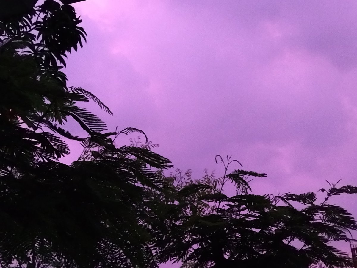 Milneristan's tweet photo. The skies in Kolkata rn>>>> https://t.co/zfFXv84qlA