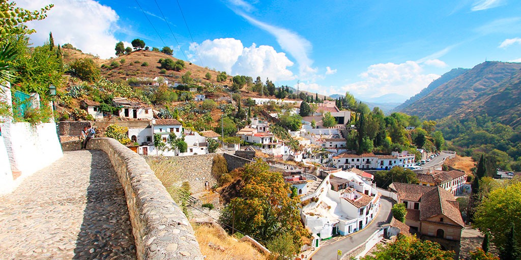 SpainInCanada's tweet photo. #NeighbourhoodByNeighbourhood

On the outskirts of #Granada, #Sacromonte is a charming quarter with flamenco in the streets, houses in caves, and an impressive view of the #Alhambra. 📸

👉 https://t.co/z6zWEaVBDO

#YouDeserveSpain #SpainWillWait #SpainUrban @viveandalucia https://t.co/hfuPN3aras