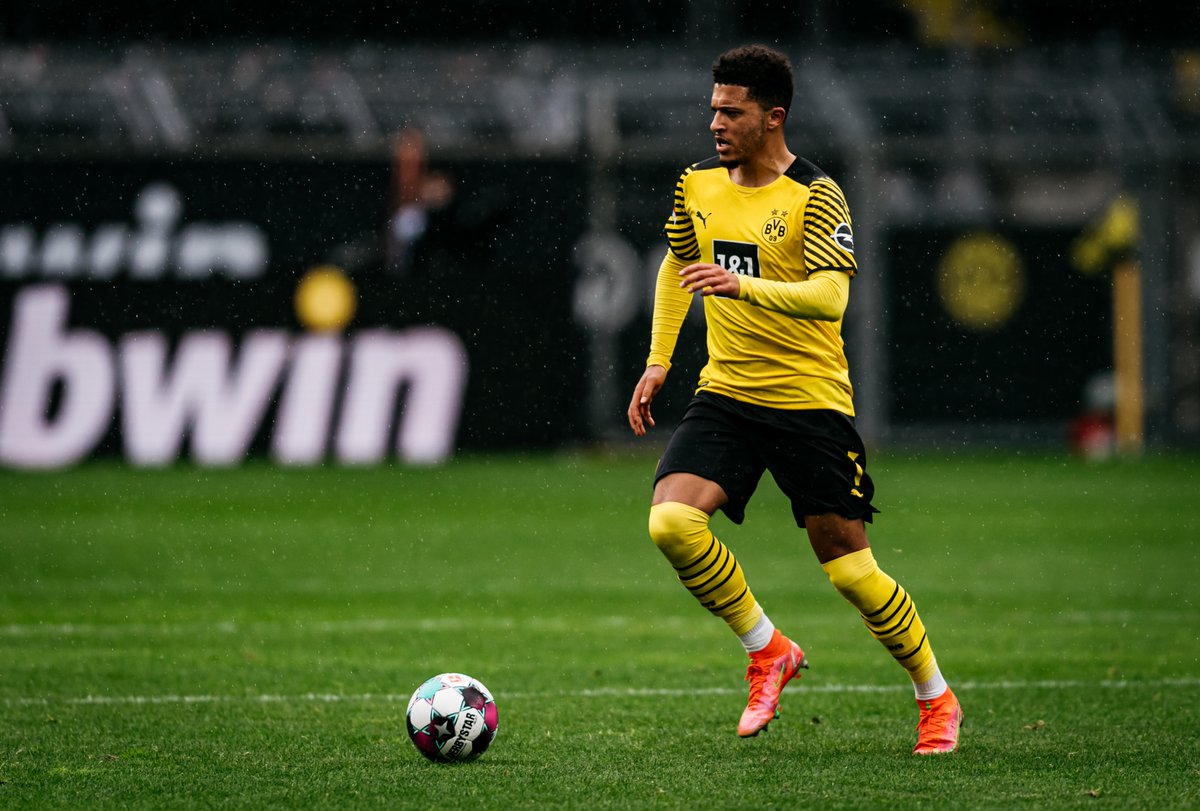 EzequielDaray's tweet photo. Si bien se está hablando mucho sobre el pase de Sancho al United, como siempre decimos, se irá si llega una gran oferta. Es el compromiso con el jugador. Lo que dicen los medios aquí es que al BVB no le ha llegado ninguna oferta aún. #BLXOneFootball https://t.co/qfkuWe1sVr