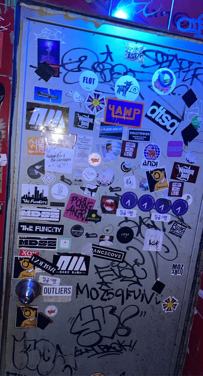 XtendMag's tweet photo. @queasy_f_bby you have to take a photo at every bar bathroom you see https://t.co/1iEYvegVGs