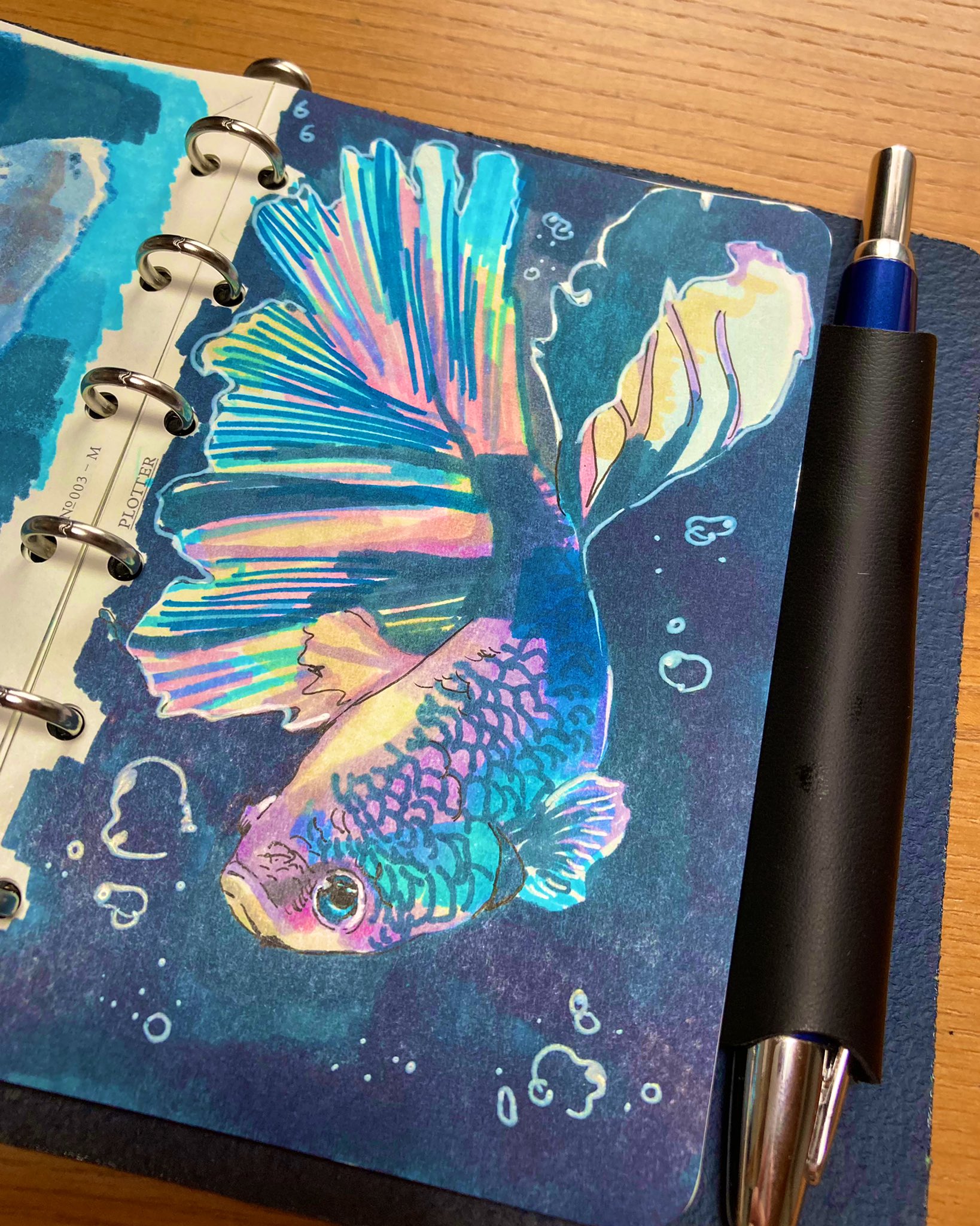 こだま 在 Twitter 上 ベタを描きました 綺麗な魚見るのも描くのも好きです 昨日描いたクジラさんが裏写りして見てますね 笑笑 イラスト 動物イラスト 魚 手帳の中身 手帳 プロッター Ohuhu T Co 32gchfe4yt Twitter