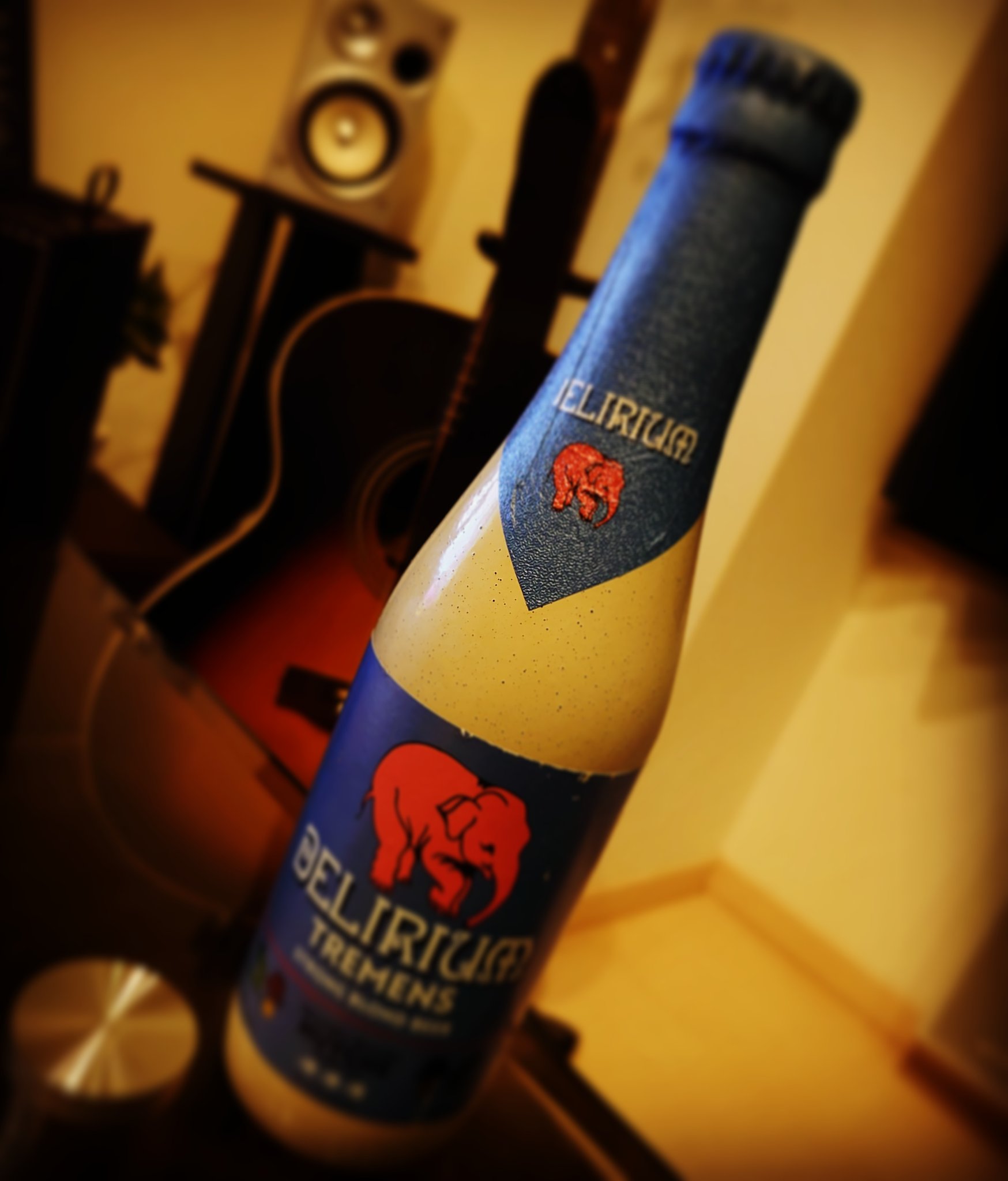 ミヤジマタクヤ 伝説のベルギービール デリリウム トレメンス を飲みました 名前の由来はアルコール依存症による手の震え ラベルのピンクの象は酔うと見えるという幻覚 ビールなのにアルコール度数9 と高く アメリカでは一時期輸入禁止だったという