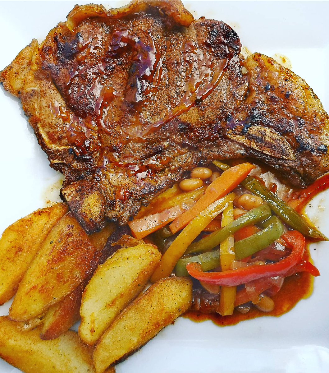 NevariMpho's tweet image. Sunday lunch served 😋🍑
Nothing hectic
Tender T-bone steak with mash potatoes/wedges &amp;amp; chakalaka
#Magickitchen
#BLUZA_za
#ITISNOWORNEVER
#WORKINPROGRESS
#CONSISTENCY
#DEDICATION
#BEKINDTOYOURSELF
#KEEPTHEFAITH
#ITISWELLWITHMYSOUL