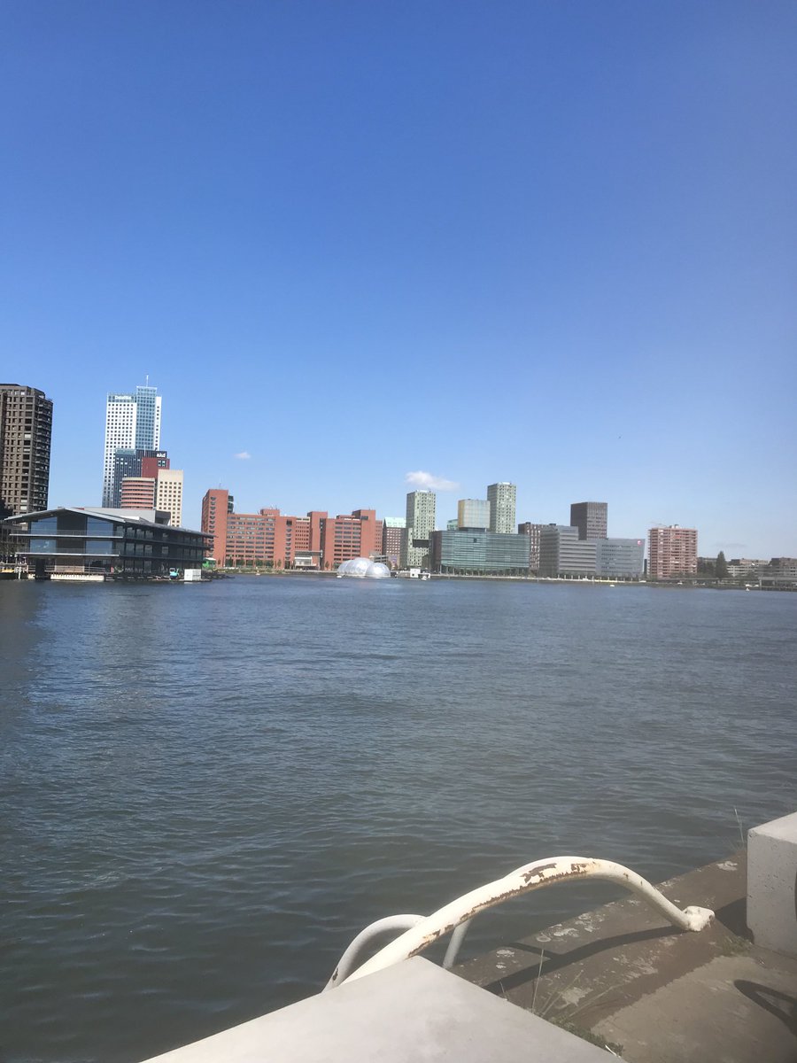 roonng's tweet photo. The perfect sky in a perfect city #Rotterdam https://t.co/jpBEGXgzwO