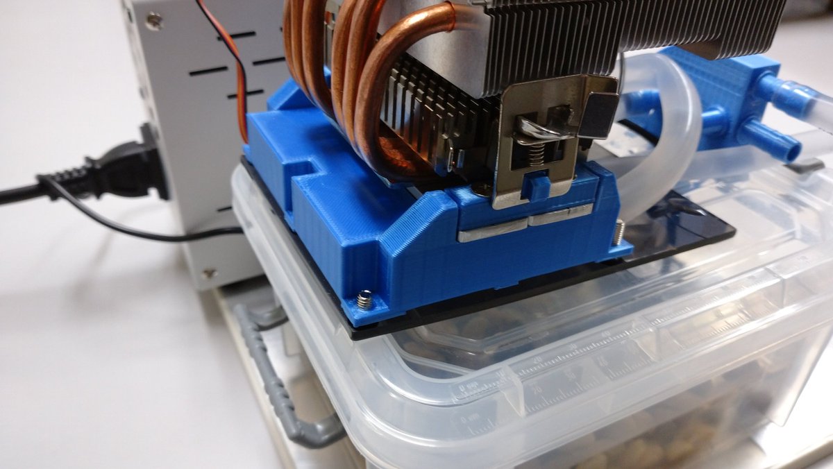 たいらのきよもり ウーパー水槽冷却装着が思った通り冷えなかったので ペルチェ素子 を2枚横並び置けるように Cpuクーラーの固定部分を3dプリンターで自作 ペルチェ素子を2枚重ねで計4枚 水冷ブロックを2つ直列配管し循環テスト 水温25度から15度まで