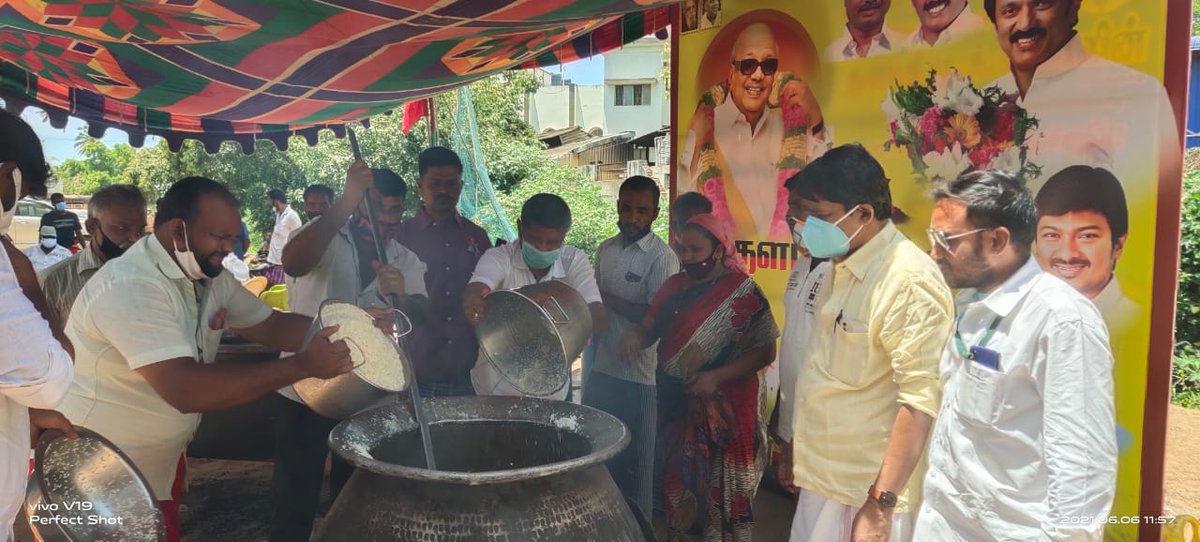 DmkSenathipathi's tweet photo. கோவை கிழக்கு மாவட்ட திமுக சார்பாக #தளபதி_கிச்சன் என்கிற முன்னெடுப்போம் தினம்தோறும் உணவு சமைக்கப்பட்டு கோவை மாவட்டத்திற்கு உட்பட்ட பகுதிகளில் தேவைக்கேற்ப வினியோகம் செய்யப்படுகிறது உணவு தேவை இருப்பின் இந்த ஊரடங்கு காலம் முழுவதும் தெரியப்படுத்தவும் உடனடியாக உணவு வினியோகிக்கப்படும் https://t.co/KzF9nFjToS