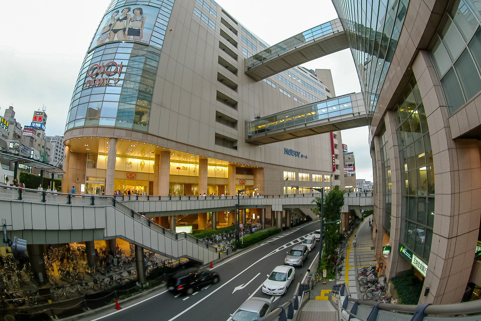 三日画師 武蔵溝ノ口 溝の口駅前のペデストリアンデッキから溝ノ口駅前商店街ポレポレタウンを見る 再開発ビル Nocty 丸井 が核店舗として入っているのがノクティ2 ノクティ1は専門店街 町を歩くとペデストリアンデッキと駅前商店街の間にやや分断が