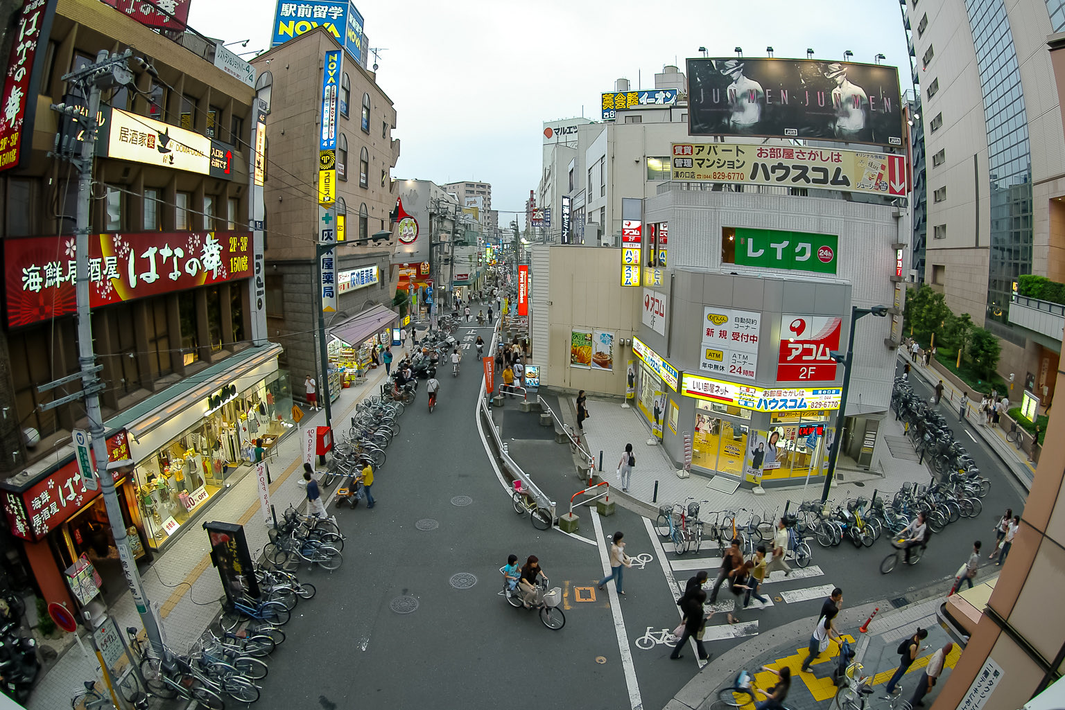 三日画師 武蔵溝ノ口 溝の口駅前のペデストリアンデッキから溝ノ口駅前商店街ポレポレタウンを見る 再開発ビル Nocty 丸井 が核店舗として入っているのがノクティ2 ノクティ1は専門店街 町を歩くとペデストリアンデッキと駅前商店街の間にやや分断が