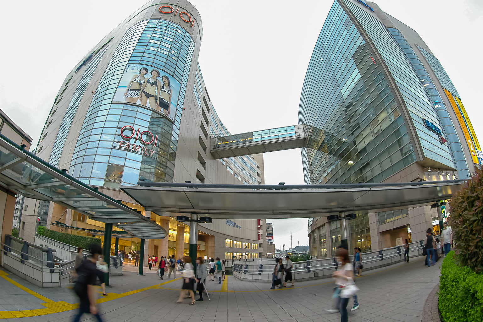 三日画師 武蔵溝ノ口 溝の口駅前のペデストリアンデッキから溝ノ口駅前商店街ポレポレタウンを見る 再開発ビル Nocty 丸井 が核店舗として入っているのがノクティ2 ノクティ1は専門店街 町を歩くとペデストリアンデッキと駅前商店街の間にやや分断が