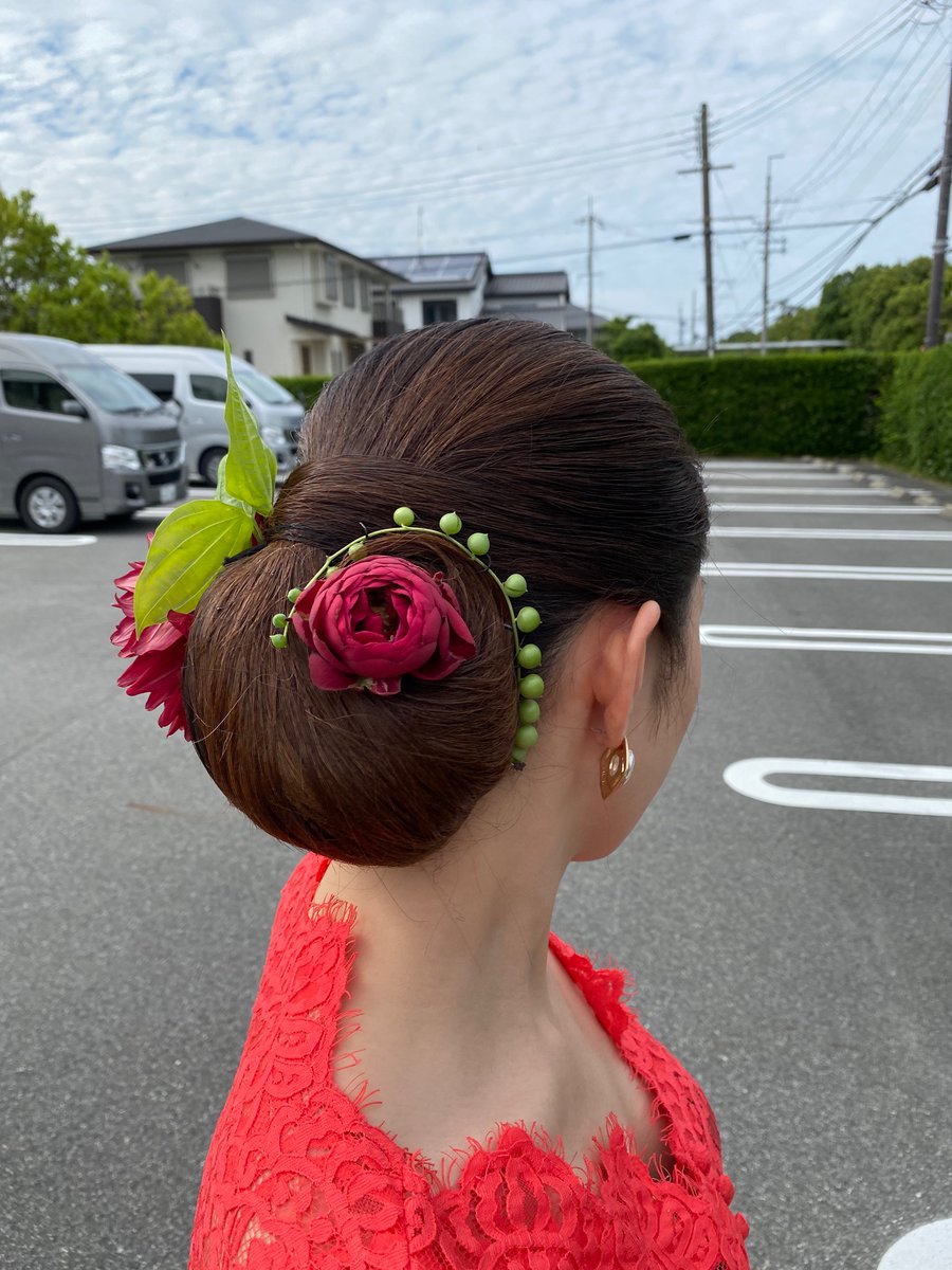 mihono0209's tweet photo. 実は本日、結婚式を挙げさせて頂きました！
去年の6/6本当なら、私たちが出会ったubudSuciでﾊﾟｰﾃｨｰをする予定でした。ｺﾛﾅの影響で、パーティーもバリでの結婚式もできず入籍して1年半が経ちました。
家族に見守られ、みんなのお陰で素敵な時間を過ごすことができ感謝です！ https://t.co/xNCQHMi4o8