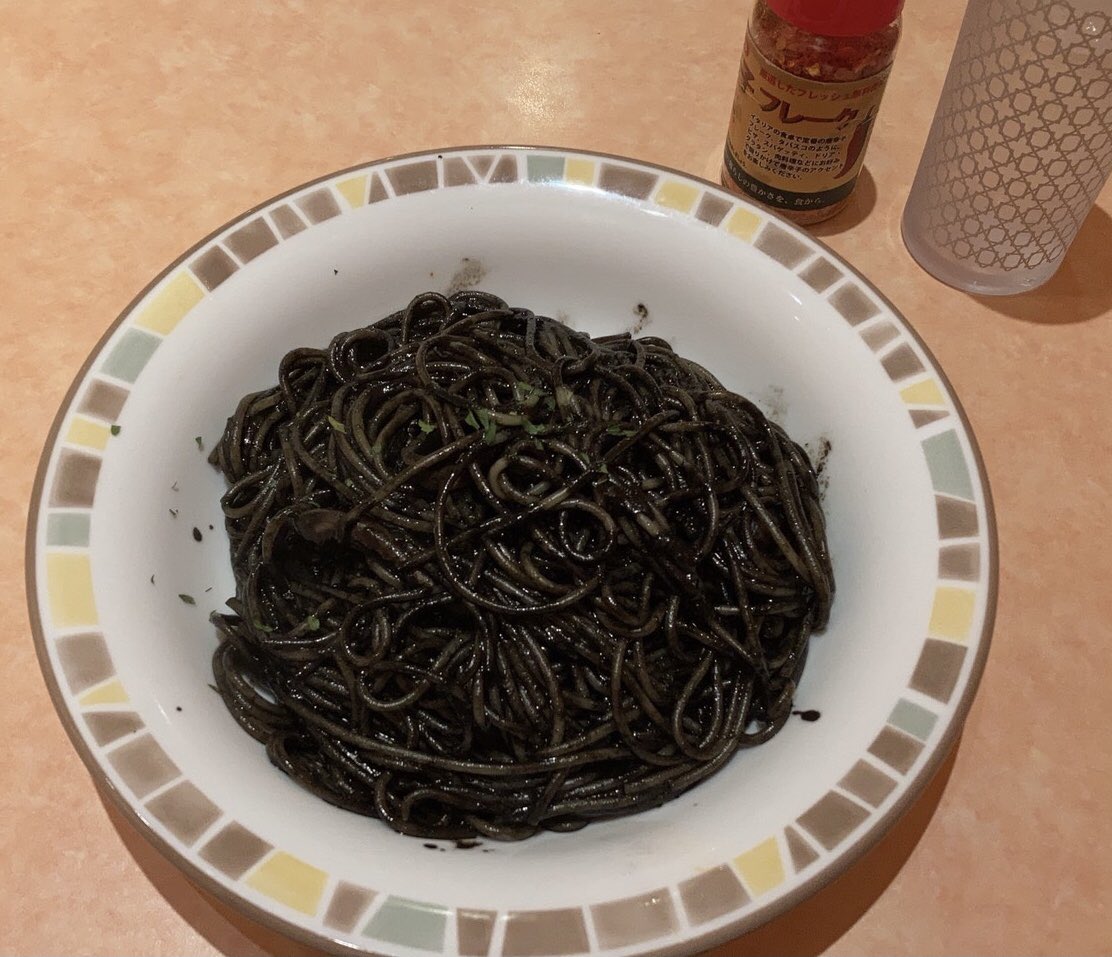てったー A Twitter サイゼリヤの一番の功績は日本にイカ墨パスタの美味さを日本に広めた事じゃないかと思ってます 因みにイカ墨パスタは付属の唐辛子フレークを足すことで完全体になるので辛いのが苦手じゃなければ是非お試しください まなかとながめし