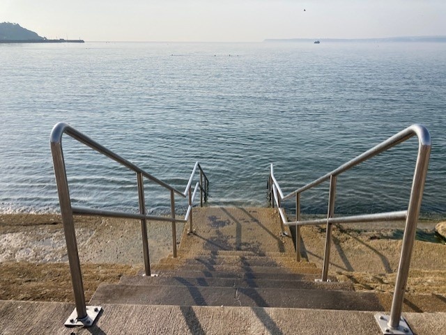 RivieraGeopark's tweet photo. #GeoparkPicOfTheDay The 'Swimmers Steps' at Torre Abbey Sands in Torquay. People meet here before work in the morning and at various times throughout the day, taking full advantage of the 'endless swimming pool...'
#EnglishRiviera
#NaturallyInspiring
#WildSwimming
#IsItCold https://t.co/K53detnlGQ