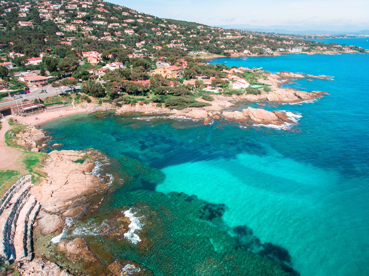 ilgsainttropez's tweet photo. ... Superbe littoral des #issambres😍 Bon #dimanche 🌞
📸 @SUNSEAROC
🎯 https://t.co/iKBe12pWw3
#onatousbesoindusud #lesissambres #roquebrune #roquebrunesurargens #sainttropez #golfedesainttrope #provence #coteazur #riviera #var #france #ilovegolfedesttropez & you ? https://t.co/588DDh5gMU