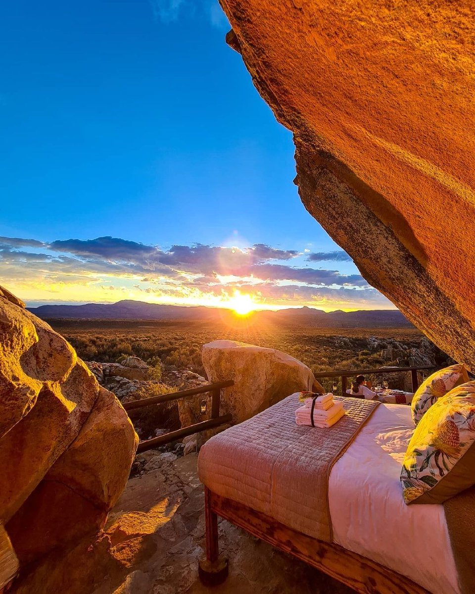 southafricauk's tweet image. How's that for a sundowner location? 🌅#KaggaKamma Nature Reserve can be found in the Cederberg Mountains Range, just 3 hours from Cape Town, and boasts open air suites with impeccable views like this shot by @dc.iam on IG 📸 Learn more kaggakamma.co.za