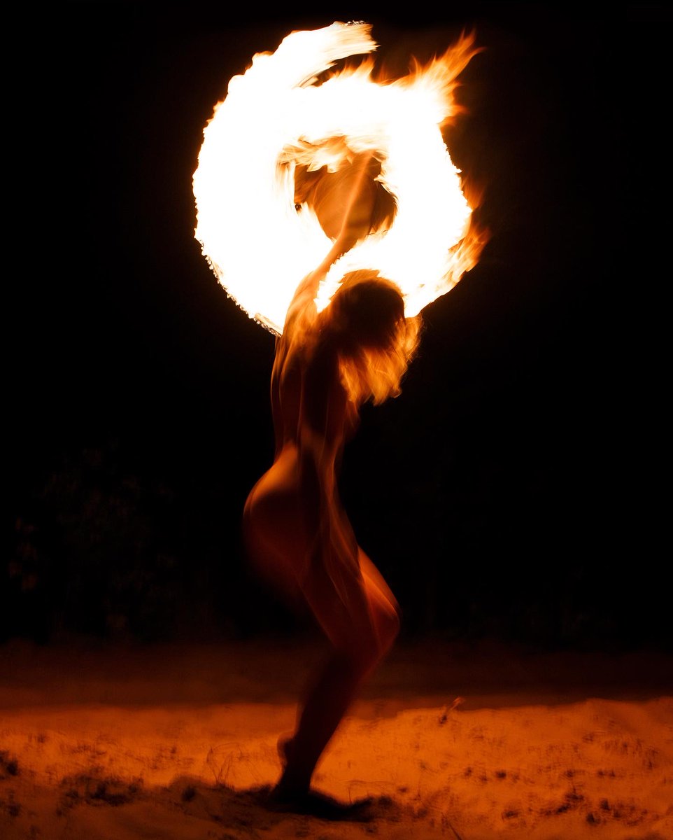 antondemin's tweet photo. #nude #fire #night #fireshow #action #woman #girl https://t.co/HpKWDAztkY