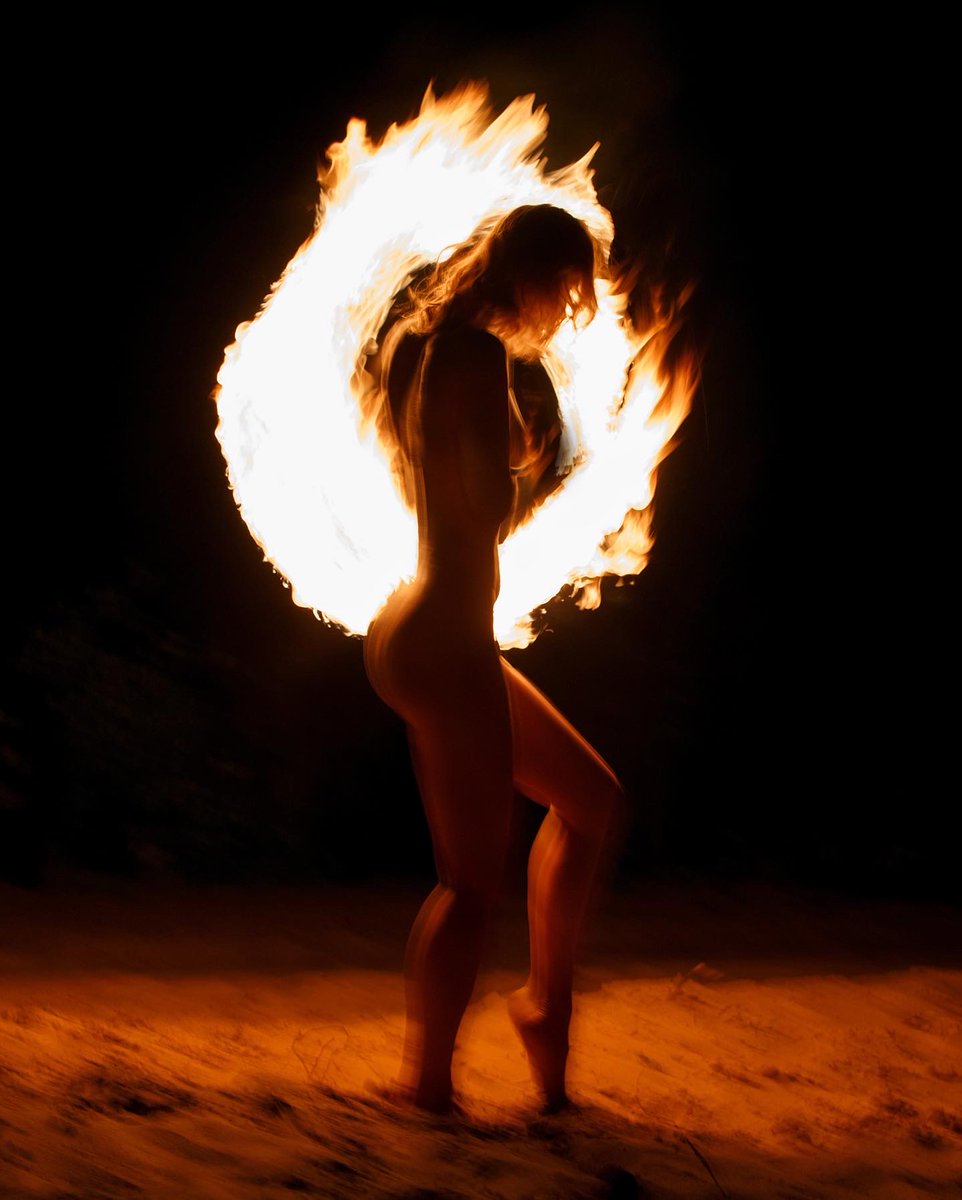 antondemin's tweet photo. #nude #fire #night #fireshow #action #woman #girl https://t.co/HpKWDAztkY