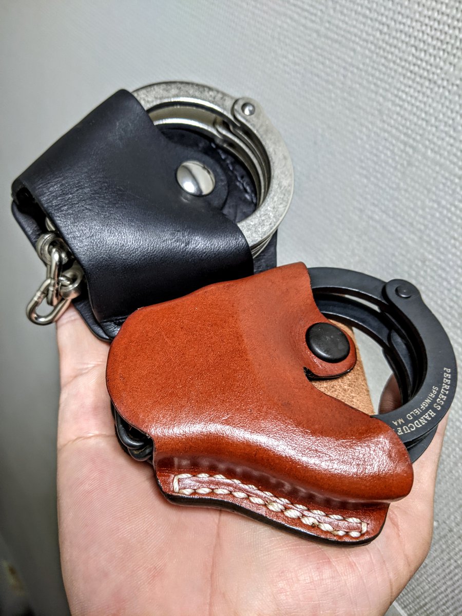 Pogo Guardian Bossの漢 Black Bad Boys Zra Le装備 サバゲー こう言った合間にボタンがあるタイプの手錠ケースは手錠を引き抜けば外れる仕組みになっているので 使い勝手もいい デサンティス エイカー ボストンなど様々な革ケースも