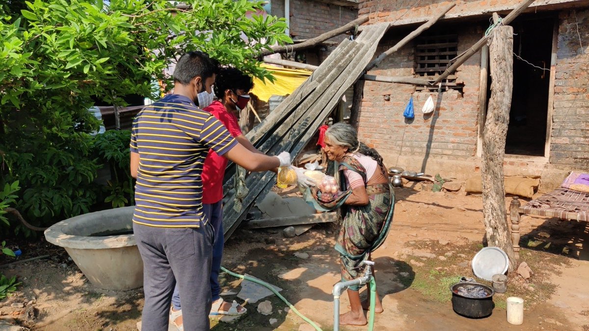 Streetsocialse1's tweet photo. Event-8 was successfully completed by @GiriBhargav1 distributed groceries to needy people in regalla kothagudem @SpKothagudem @MC_Kothagudem @Collector_BDD @EBdkgm @SwachhBadradri @DistrictEmploy1 @DistrictPancha2 @DistrictFisher2  we all need is your support and encouragement 🤗 https://t.co/dPldqTHgxW