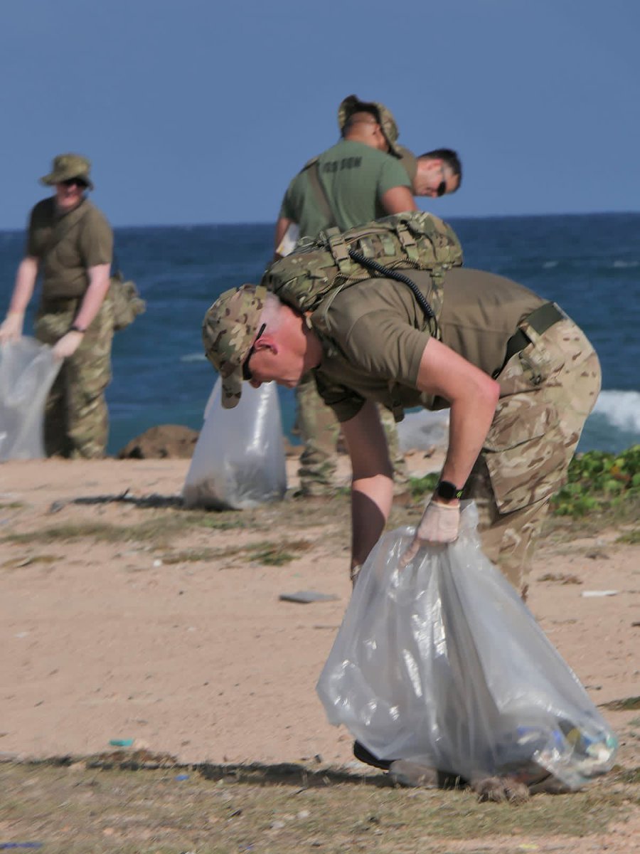 UKForcesSomalia's tweet photo. British Forces in Somalia celebrated #WorldEnvironmentDay  alongside the @UN by conducting a beach clean up and recycling initiative within the Aden Adde International Airport. 

@UKinSomalia @UNSomalia https://t.co/V2ZPvUIltH