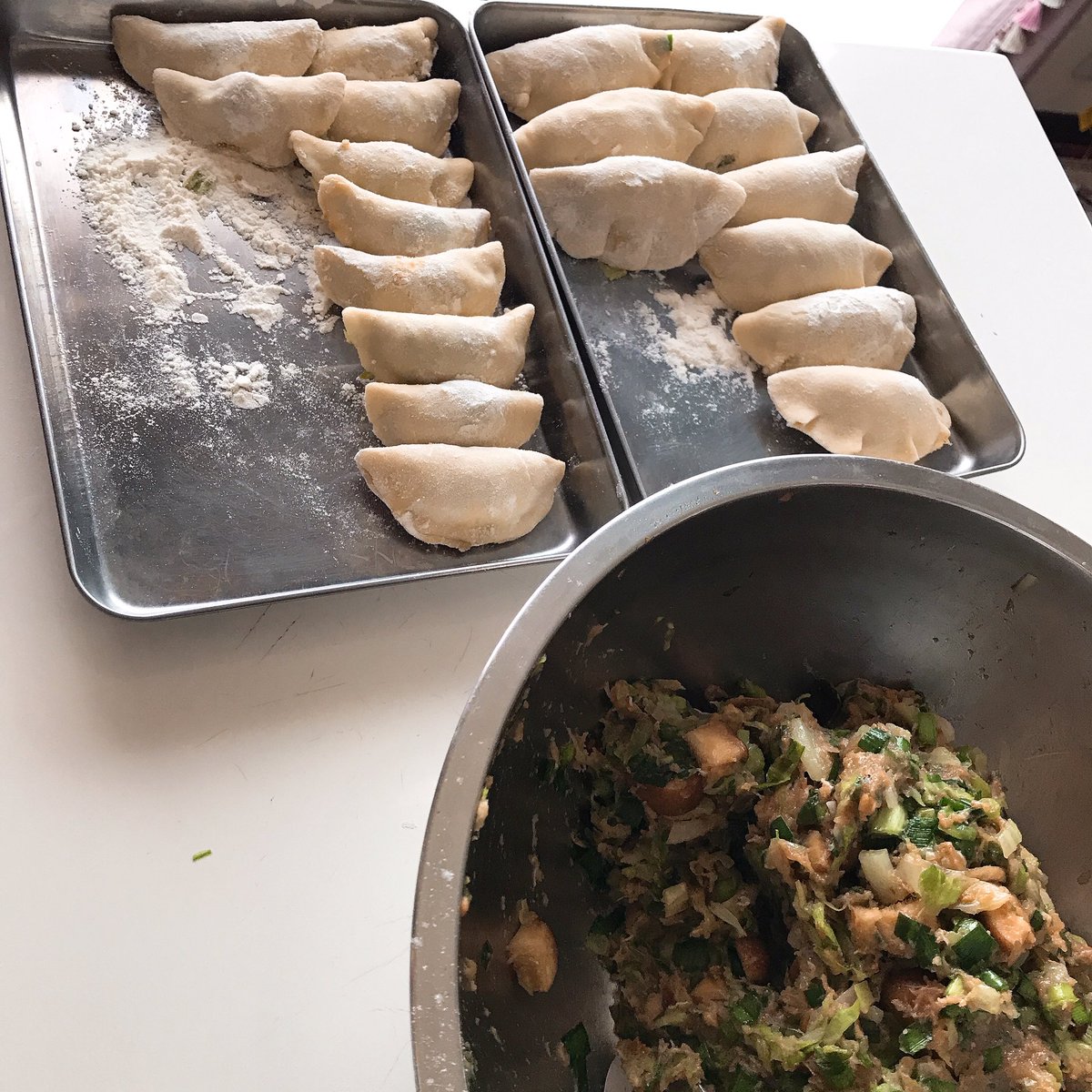 ট ইট র スエさん 皮の分はできた 見ていて分かると思うが タネを思うがままに作りすぎた タネが3 4程度あまる 市販の皮で冷凍餃子 作るのと ドロヘドロのまかない餃子バー具にするものとする 自炊は自炊を呼ぶがそれがまた愉快也