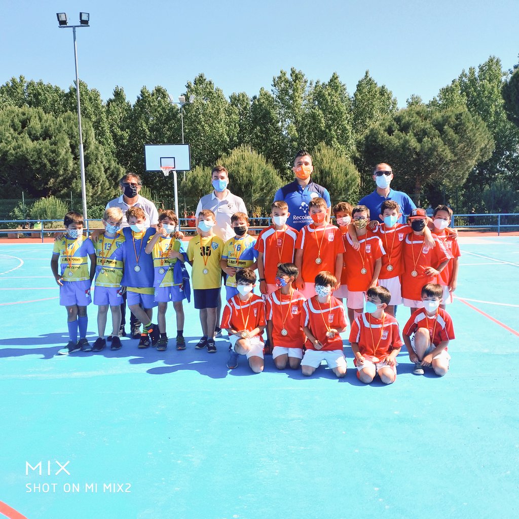DeportesDip_Va's tweet photo. Balonmano

La Categoría Benjamín finaliza la jornada con los enfrentamientos:
@CBVdC y #Aldeamayor 
@CBMTudela y @BMTierraPinares 

Y todos los jugador@s reciben sus Medallas en un año marcado por la COVID-19 y dónde sólo las ganas y la ilusión por el #deporte lo ha hecho posible https://t.co/amxOSmvZez