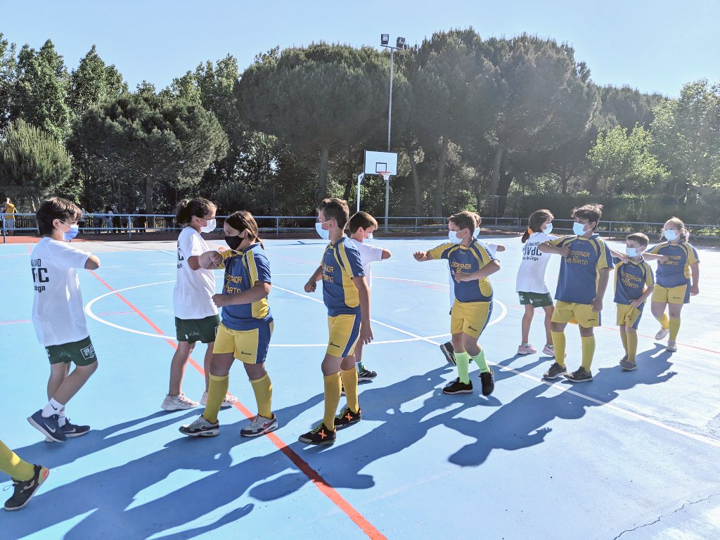 DeportesDip_Va's tweet photo. Balonmano

La Categoría Benjamín finaliza la jornada con los enfrentamientos:
@CBVdC y #Aldeamayor 
@CBMTudela y @BMTierraPinares 

Y todos los jugador@s reciben sus Medallas en un año marcado por la COVID-19 y dónde sólo las ganas y la ilusión por el #deporte lo ha hecho posible https://t.co/amxOSmvZez