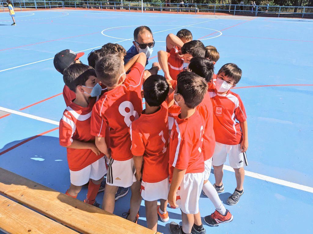 DeportesDip_Va's tweet photo. Balonmano

La Categoría Benjamín finaliza la jornada con los enfrentamientos:
@CBVdC y #Aldeamayor 
@CBMTudela y @BMTierraPinares 

Y todos los jugador@s reciben sus Medallas en un año marcado por la COVID-19 y dónde sólo las ganas y la ilusión por el #deporte lo ha hecho posible https://t.co/amxOSmvZez