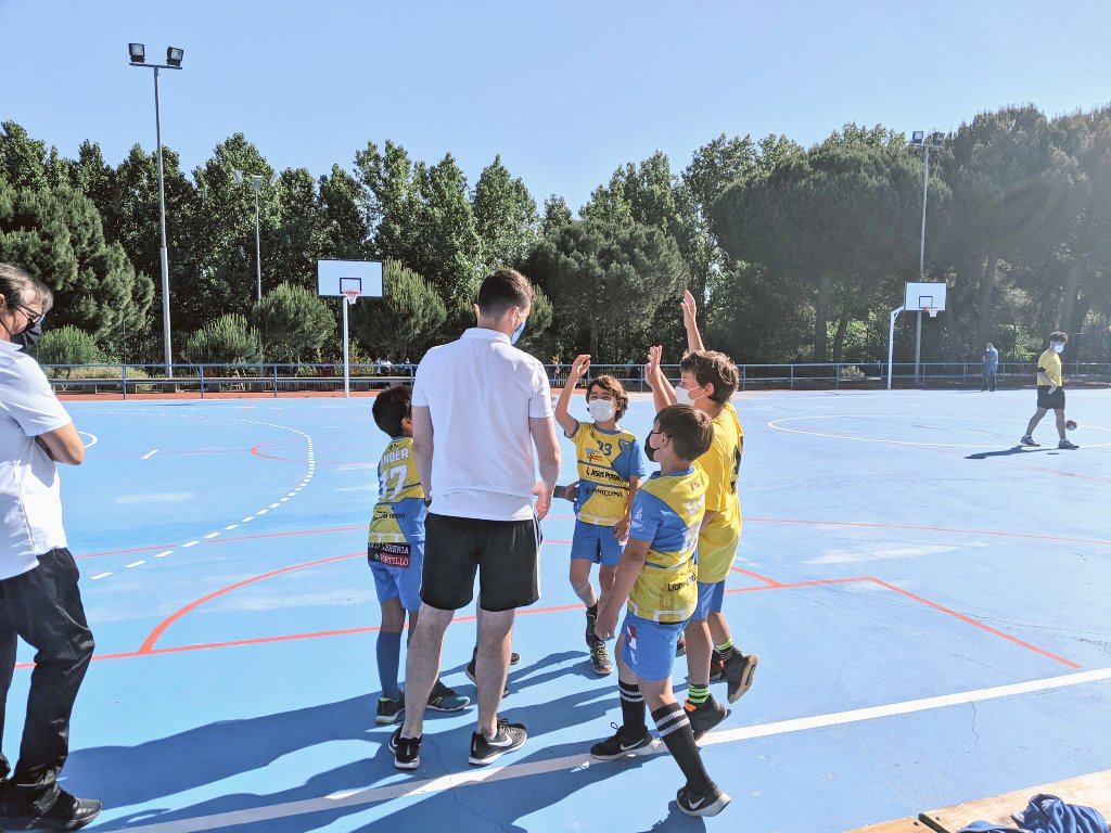 Balonmano

La Categoría Benjamín finaliza la jornada con los enfrentamientos:
<a href="/CBVdC/">Balonmano Viana</a> y #Aldeamayor 
<a href="/CBMTudela/">CBM Tudela</a> y <a href="/BMTierraPinares/">Fundacion Bamar BM Tierra De Pinares</a> 

Y todos los jugador@s reciben sus Medallas en un año marcado por la COVID-19 y dónde sólo las ganas y la ilusión por el #deporte lo ha hecho posible