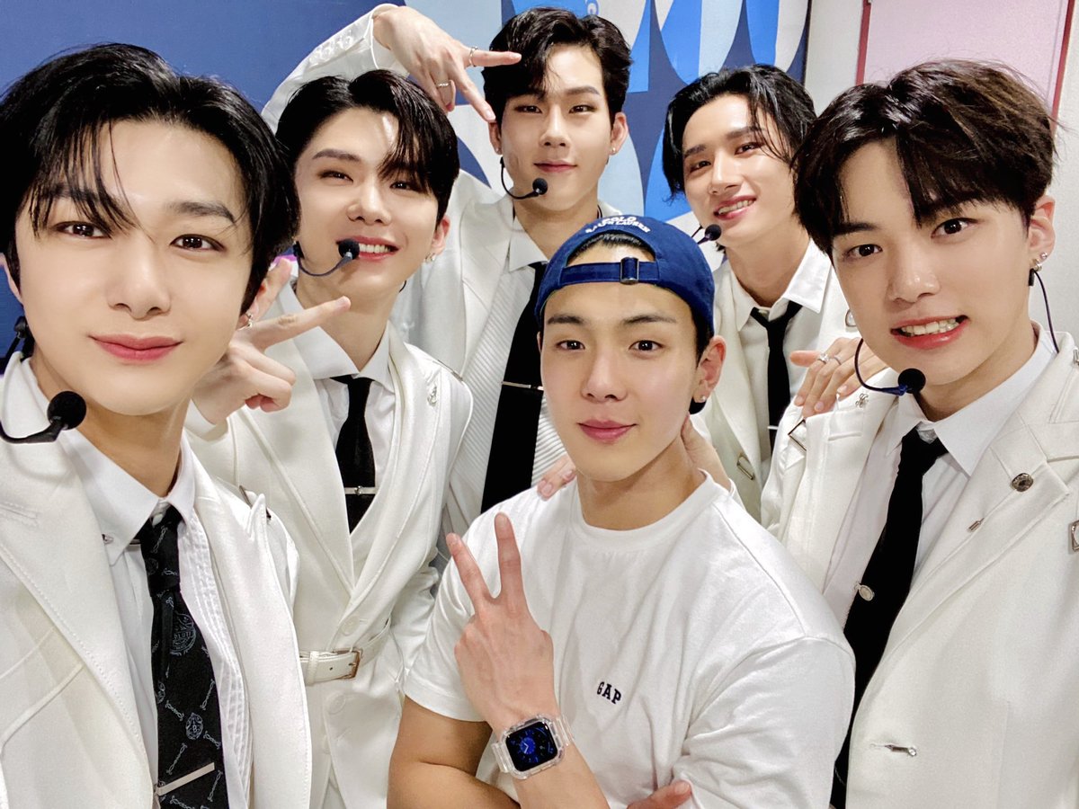shownuayong's tweet photo. 210606 인기가요 

내 선물이야……셔누오빠 고마워ㅠㅠ
使ってくれてありがとうしょぬおっぱ( ･ ･̥ )♡
#셔누 @OfficialMonstaX https://t.co/00RGycwErH
