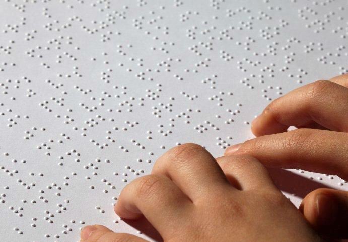 Sei puntini in rilievo che cambiano 
posizione dando vita ad un testo.
Particolarità? Si scrive da destra a sinistra e si legge 
da sinistra a destra.
Vuoi saperne di più? Scoprilo con i laboratori 
DialogoNet!
#Braillelalucedichinonvede #LouisBraille #DialogoNet
