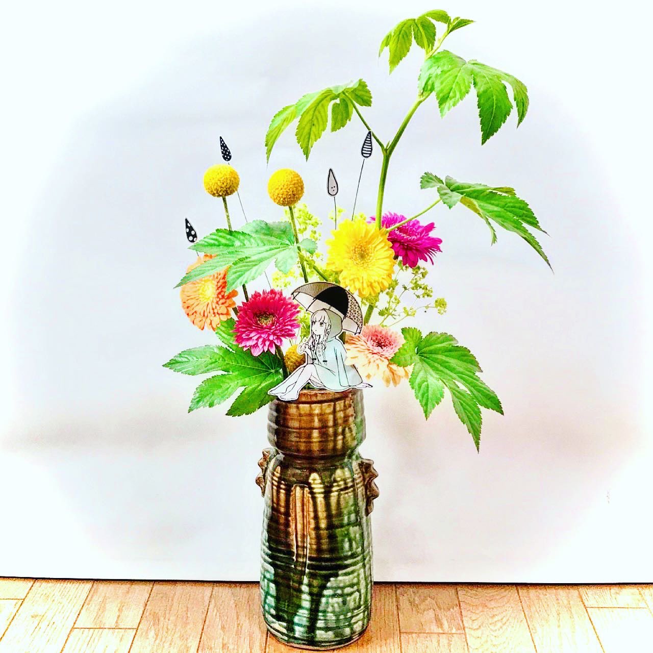 Okaka Instagramで生け花の創作活動をしているmitsuさんとコラボ第5弾 鮮やかにポップに仕上げてもらいました ありがとうございます Mitsuさんのinstagram T Co Brjpl74t3a 生け花 華道 イラスト ガーベラ 傘 雨 花 T