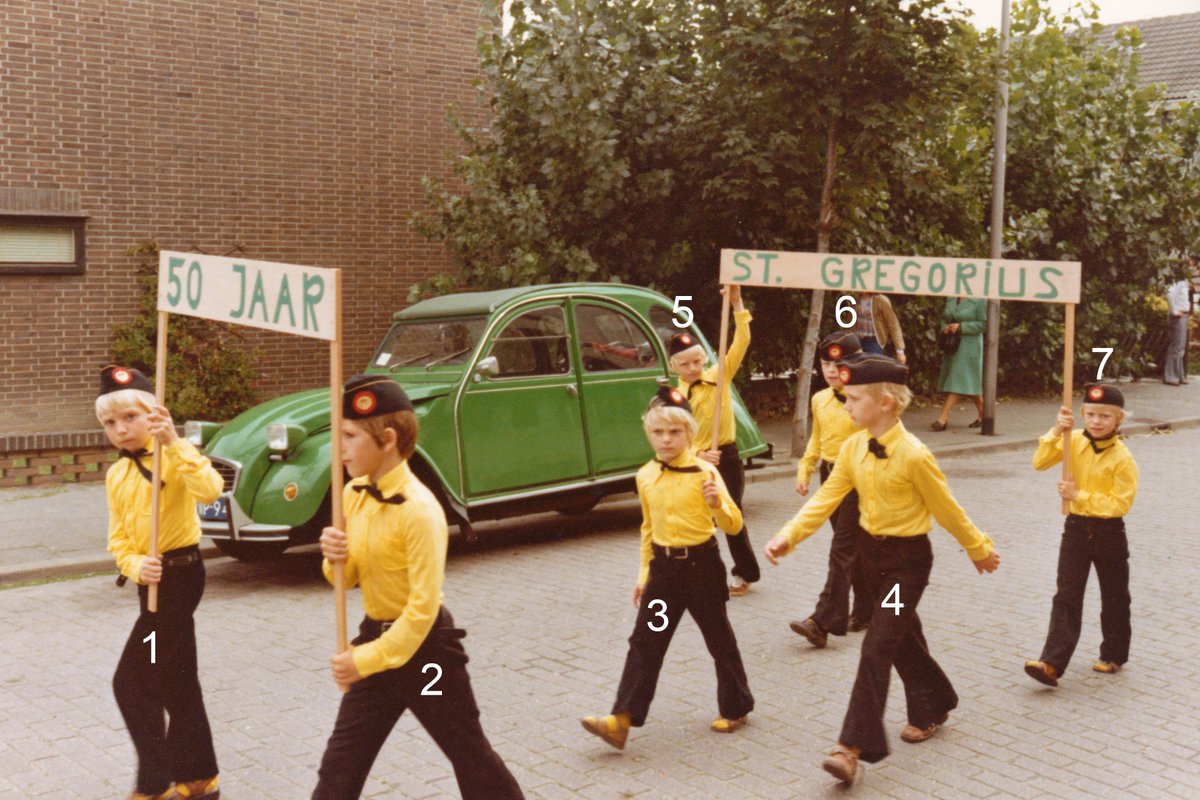 In 1977 bestond <a href="/GregoriusMuziek/">St. Gregorius</a> 50 jaar. Onderdeel van het feest was een optocht door #Kwintsheul. Wie zijn deze zeven jongetjes? Wat weet u nog meer over deze foto of het jubileum? Mail naar foto@hvwk.nl of reageer op onze fb-pagina. #geschiedenis #muziek #harmonie #orkest