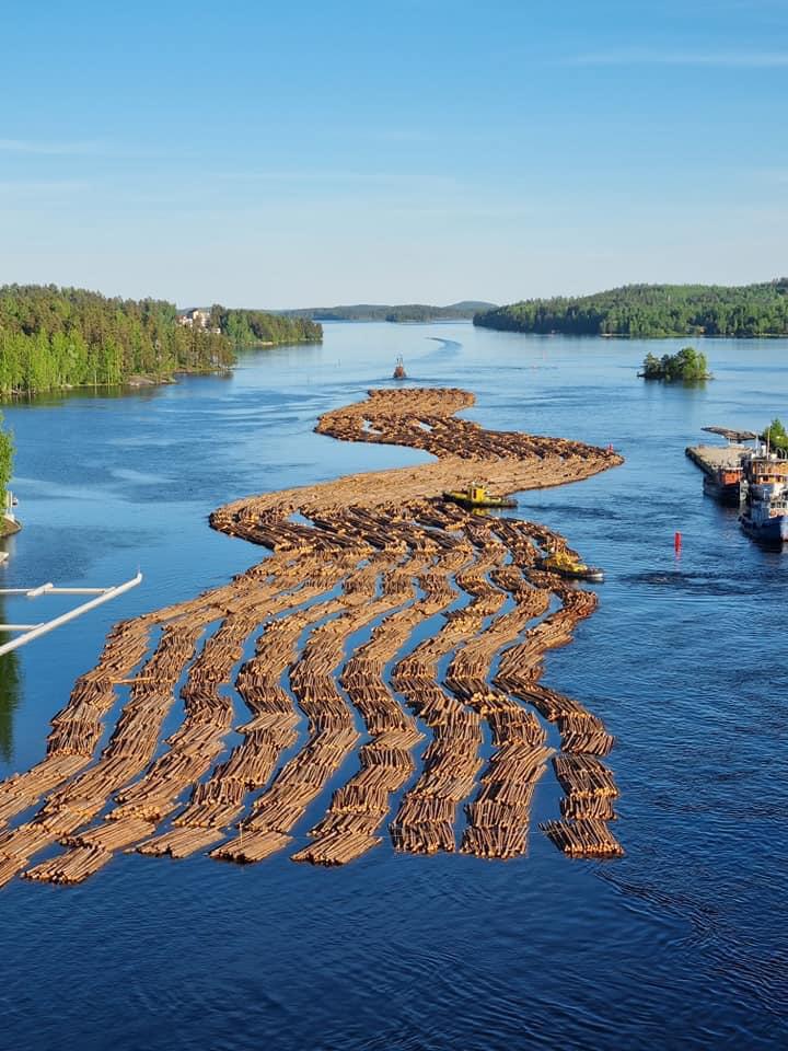 JPHannikainen's tweet photo. #Puunuitto #Saimaa Varmat kesän merkit!
Energiataloudellinen kuljetus muoto. Ilmasto kiittää! https://t.co/EXo3jQlU9i