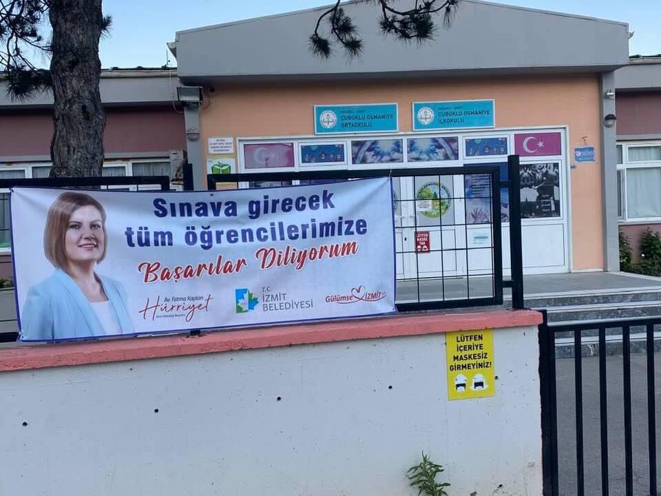 İlçe milli eğitim müdürlüğü Bu afişleri nasıl müsade ediyorsunuz normalde yasak neden müdahale etmiyorsunuz