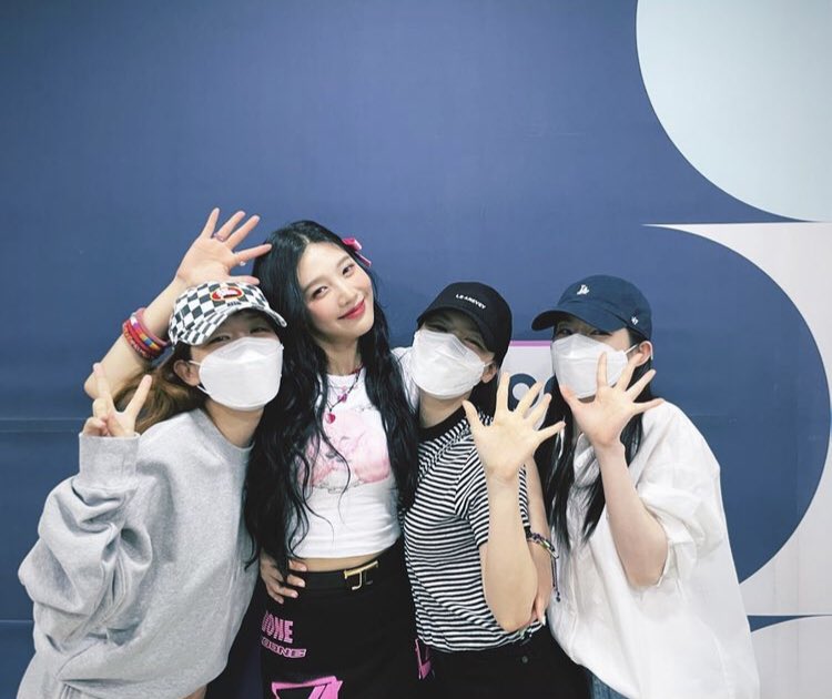showgirl_xx's tweet photo. @RVsmtown members Irene, Wendy & Seulgi went to Inkigayo to support Joy.
and also her 96-liner friends, Hayoung (Apink) & Yerin (GFriend).
— what a great time to be alive.
sooo proud of you Sooyoungaaah! ❤️
#JOY #HELLO #GoodbyeStage https://t.co/EWv6l3Ourj