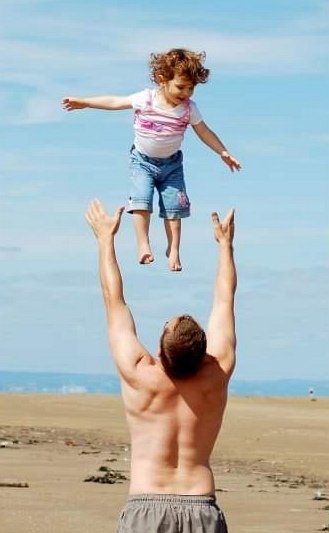 CarlBovisNature's tweet image. Happy birthday Erin! 🎉🎊🎂🥰

My daughter Erin is 16 years old today, please join me in sending her birthday wishes, it&apos;ll make her day! 😀🙏❤️
(I won&apos;t be throwing her in the air today, this was a few years ago! 🤣)