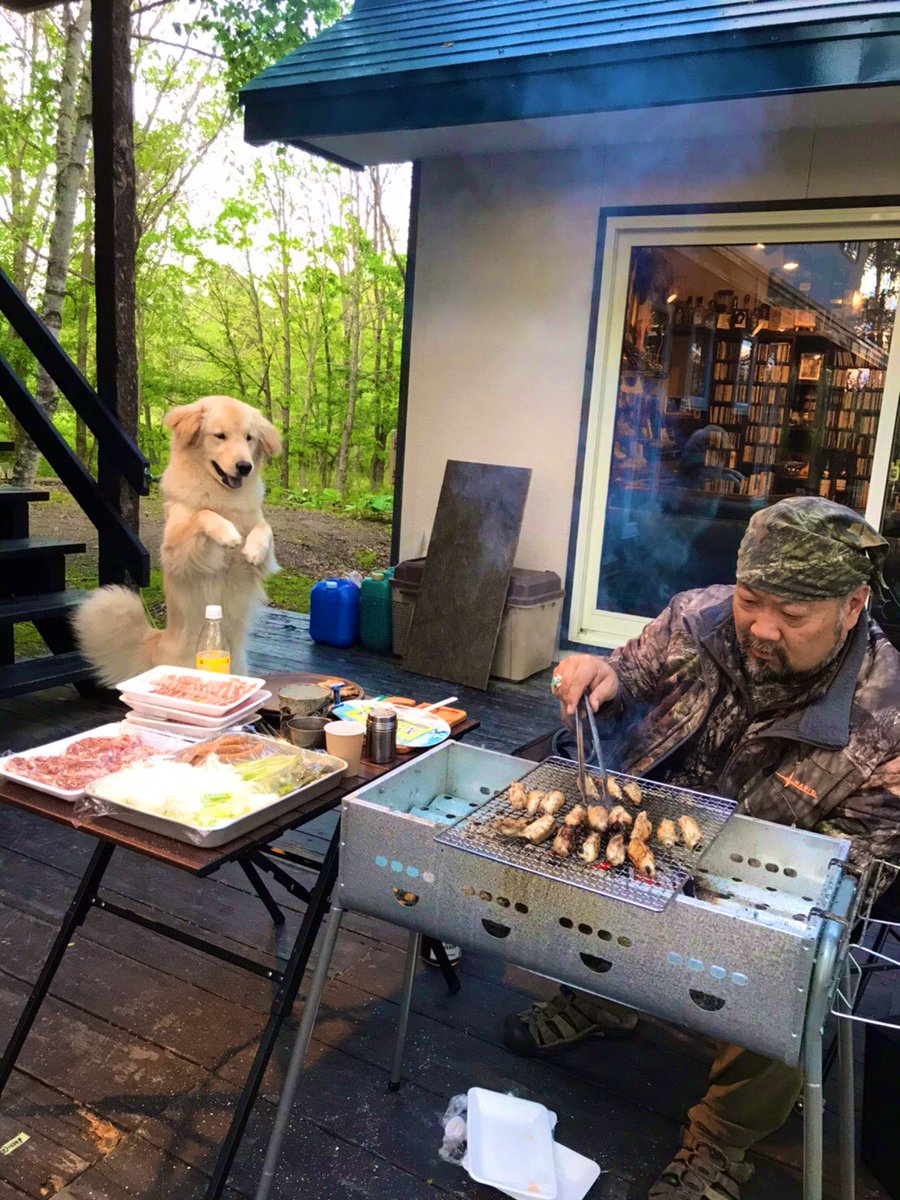 くれるよね ね qのお肉を期待する犬の 貰えると信じて疑わない姿勢 に爆笑 焼く人はアウトドアのカリスマ まいどなニュース