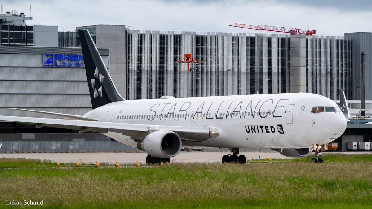 aviation_schmid's tweet photo. United Airlines / Boeing 767-300ER WL / N653UA / ZRH - 5.6.21

@Easyspotting @zrhspot 
#AvGeek #planespotting #planes #planespotter #aviation #aviationphotography #spotting #ZRH #ZRHairport #zrhmovements #boeing #boeinglovers #b767 #unitedairlines #staralliance #n653ua https://t.co/2L3ZPC6hLv