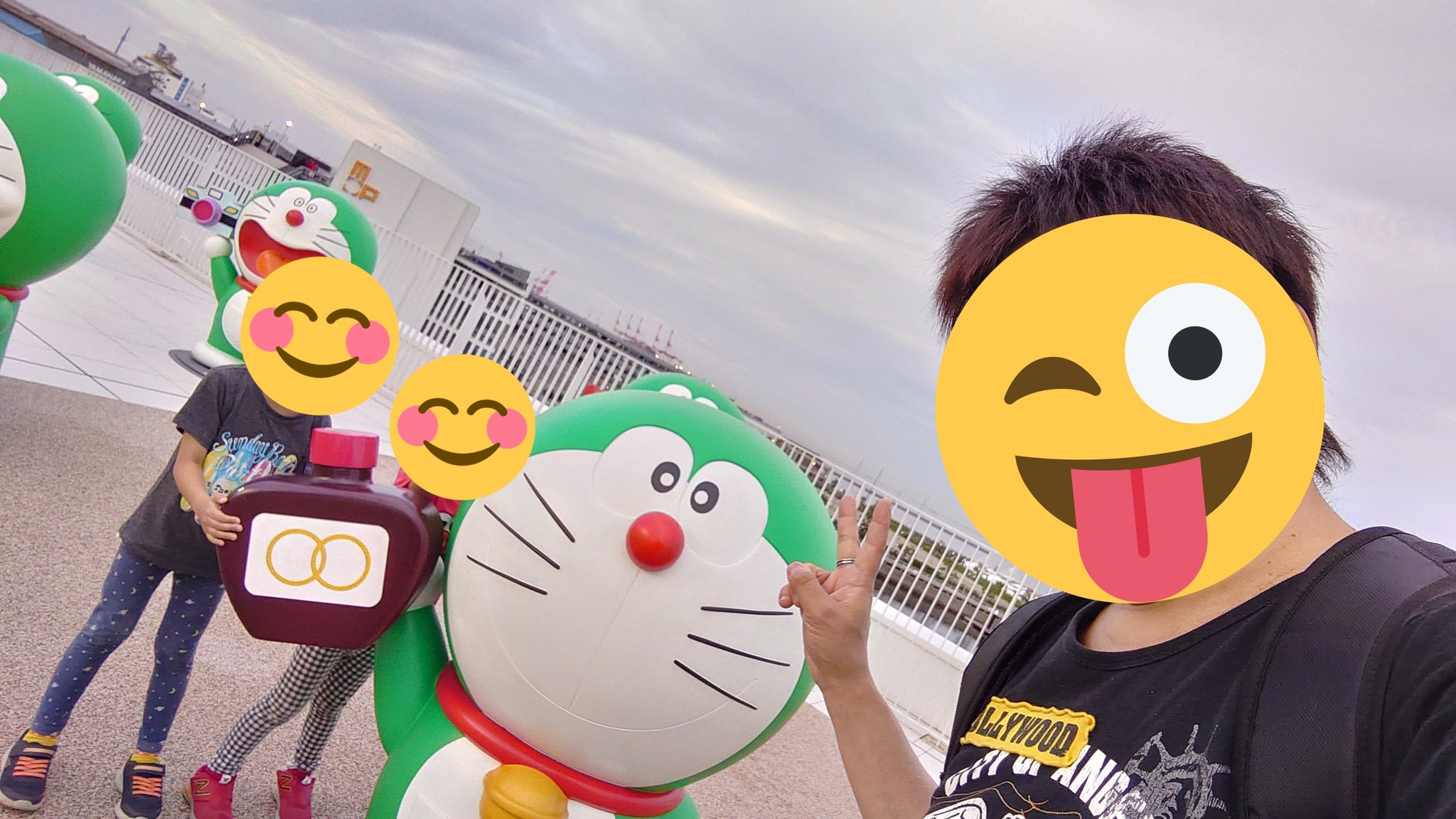 ｘカヲルっちｘ ときどき行ってる横浜ベイサイド Uniqloパーク にドラえもんの等身大フィギュア大発生してた 多分46体 予想の斜め上すぎて笑えたｗ やっぱ バイバインとフエルミラー最高だねｗ ドラえもん