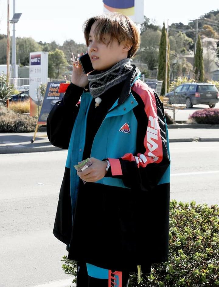 jhsIevi's tweet photo. if u ever feel betrayed by someone, just remember how bts left hoseok at the gas station and he have them as their lockscreen 😭 https://t.co/F4dXe9zSYx