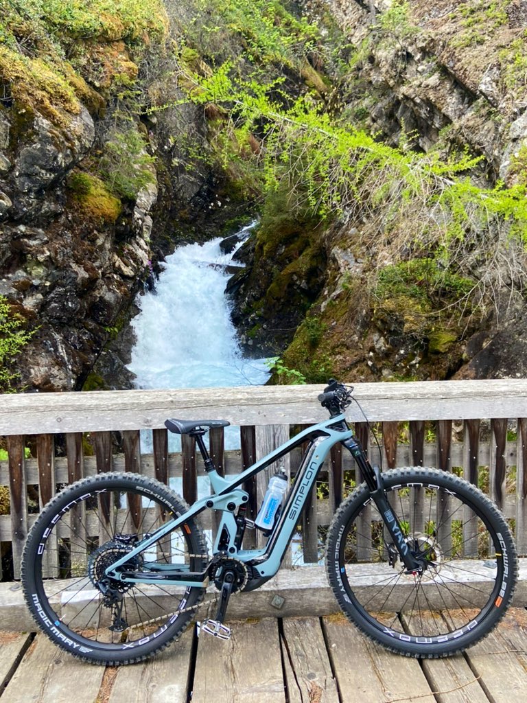 MeesClausing's tweet photo. #newbikeinthehouse 🚵 Als een speer gaat ie nu omhoog (naar beneden ging die al hard) #mijnoudeheer. En ik ernaast maar hard trappen 😉 #echtmooiding #Simplon e-Mtb #RAPCON #PMAX https://t.co/3JM7ibFqRj